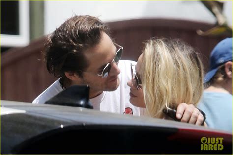 margit robbie bikini|Margot Robbie kisses husband Tom Ackerley while。